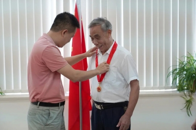 河源市非公黨委表彰堅(jiān)基集團(tuán)退休黨員梁來(lái)茍同志