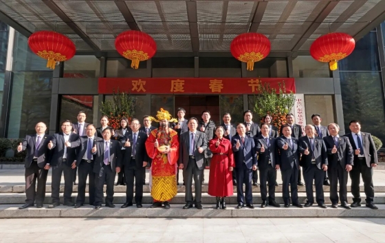 新春伊始，萬(wàn)象更新。2025年2月5日（農(nóng)歷乙巳蛇年正月初八），廣東堅(jiān)基集團(tuán)順利舉行2025年新春開(kāi)工儀式。“開(kāi)工大吉”“開(kāi)門(mén)紅”的裝飾洋溢著濃濃的新春喜慶氛圍。啟新程，聚合力活動(dòng)伊始，集團(tuán)董事長(zhǎng)梁林青、副董事長(zhǎng)張陸婷為集團(tuán)各職能部門(mén)負(fù)責(zé)人及子公司經(jīng)營(yíng)班子派發(fā)開(kāi)工利是，并致以新春的問(wèn)候和祝福。現(xiàn)場(chǎng)氣氛喜樂(lè)融融，大家共同祝愿堅(jiān)基集團(tuán)在新的一年里巳巳如意，生生不息。隨后，集團(tuán)總裁劉海峰、副總裁沙浩凌及